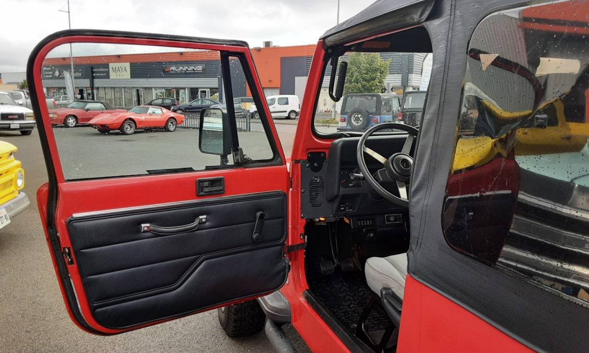 Jeep Wrangler - 4.0L 6 CYLINDRES rouge
